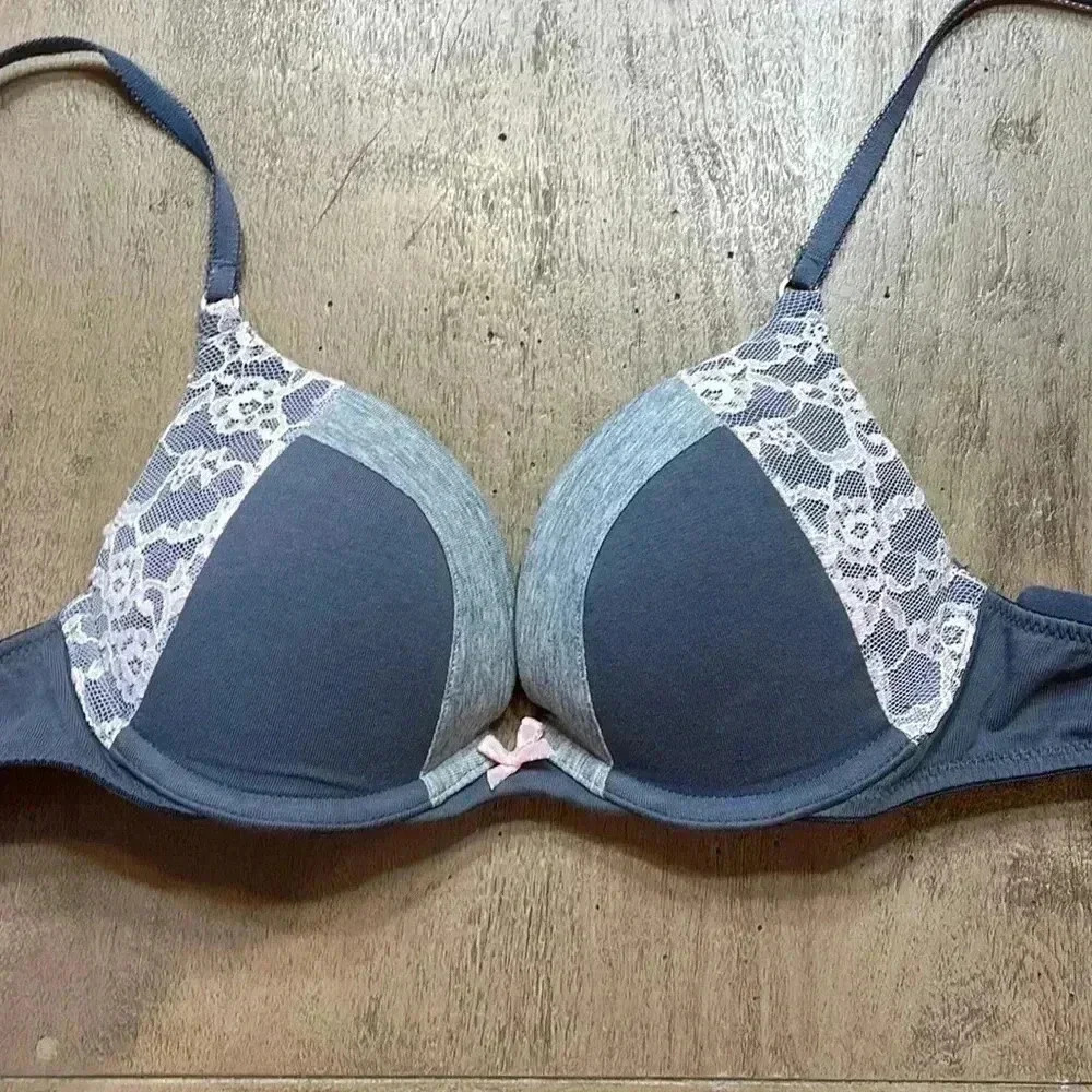 Victoria Secret 32B bra, excellent condition.